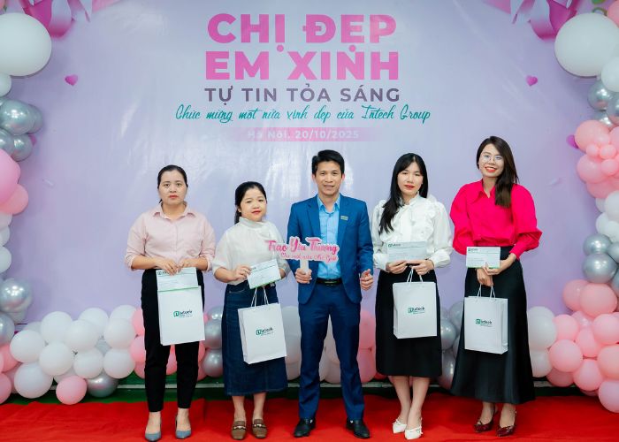 Ban lãnh đạo tặng quà cho chị em nhân ngày phụ nữ việt nam