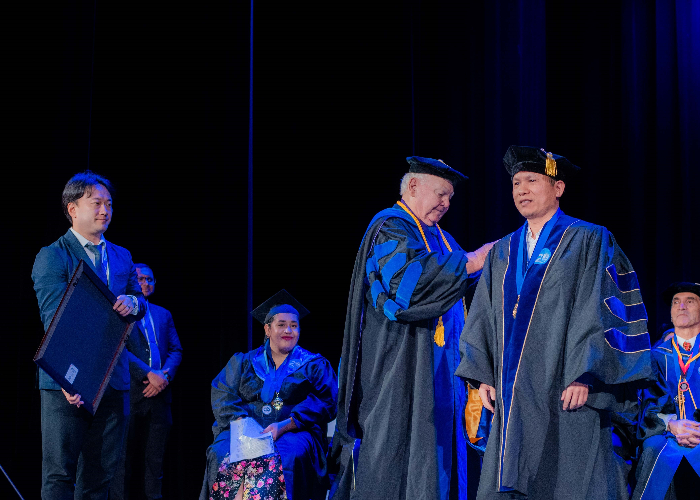 Chủ tịch Hoàng Hữu Thắng nhận danh hiệu Tiến sĩ danh dự