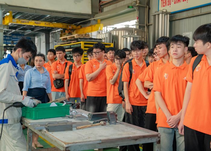 đoàn sinh viên, các bạn bày tỏ niềm hứng khởi và tự hào khi được trực tiếp trải nghiệm môi trường sản xuất thực tế