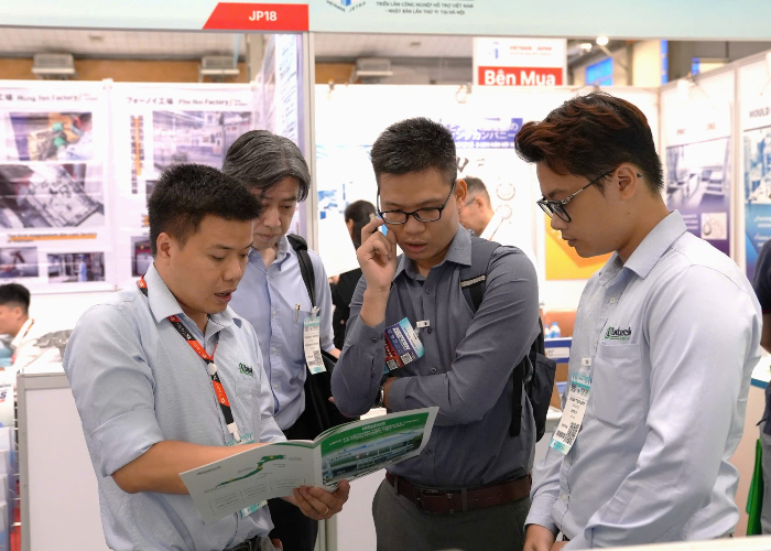 Đội ngũ Intech Group giới thiệu các sản phẩm nổi trội của Tập đoàn đến với khách hàng