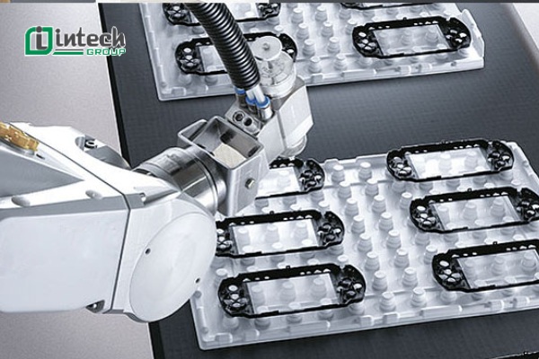 Những ứng dụng quan trọng của cánh tay robot gắp sản phẩm nhựa