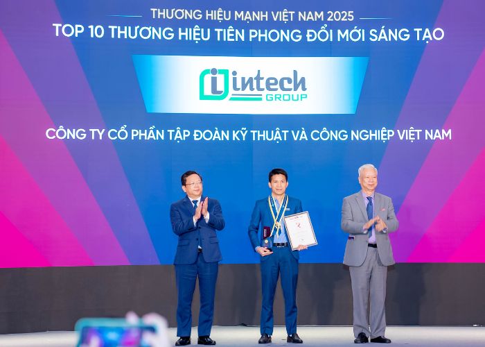 Ông Hoàng Hữu Yên đại diện nhận danh hiệu Top 10 Thương hiệu Mạnh Tiên phong đổi mới sáng tạo năm 2025