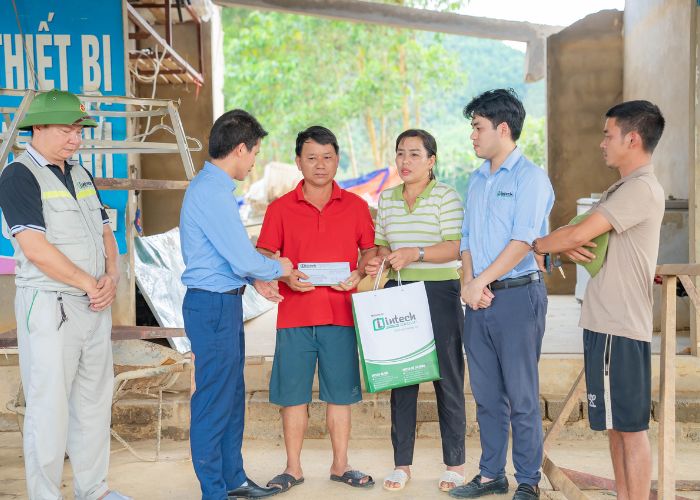Ông Hoàng Hữu Yên Tổng Giám đốc Intech Group làm trưởng đoàn, cùng đại diện các phòng ban đã trực tiếp đến từng gia đình cán bộ, nhân viên bị ảnh hưởng nặng nề để thăm hỏi và trao quà hỗ trợ.