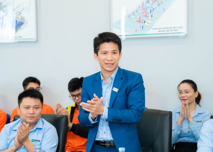 Ông Hoàng Hữu YênTổng Giám đốc Intech Group gửi lời chào mừng đoàn giảng viên và sinh viên Trường Cao đẳng FPT Polytechnic