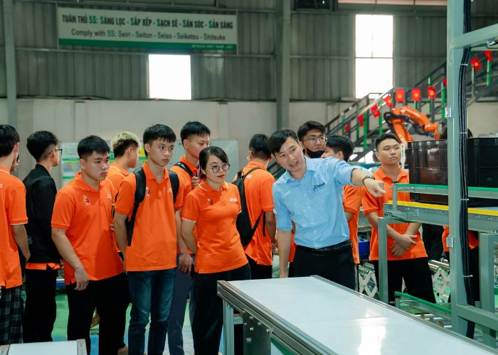 Ông Phùng Hữu Nam Trưởng phòng Sản xuất Intech Group đã trực tiếp đón tiếp và hướng dẫn đoàn giảng viên, sinh viên Khoa Cơ khí Trường Cao đẳng FPT Polytechnic tham quan