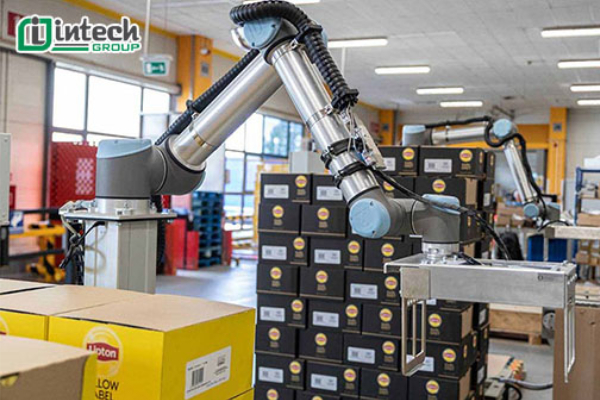 Robot công nghiệp trong sản xuất điện tử