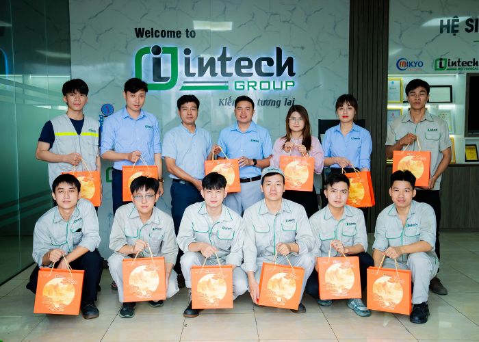 Trao quà trung thu là hoạt động thường niên mang nhiều ý nghĩa nhân văn của Intech Group