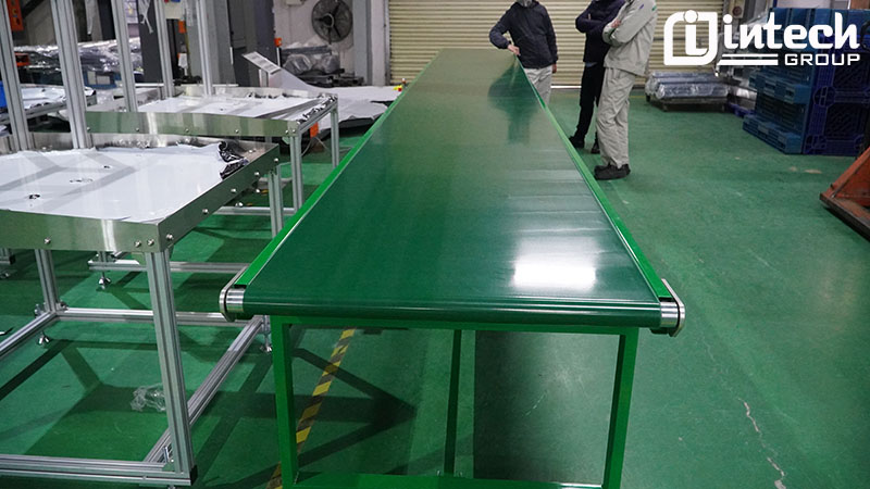 Băng tải được sản xuất bằng khung thép không gỉ và dây đai PVC dày 2mm.
