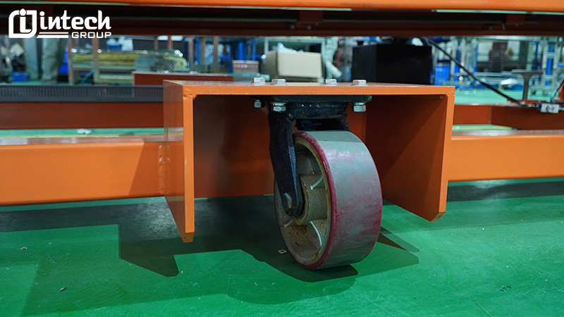 Đặc biệt tích hợp bánh xe di chuyển giúp dễ dàng hơn trong việc thay đổi vị trí băng tải co rút.