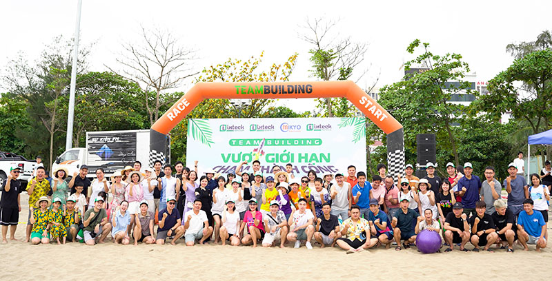 Toàn cảnh đại gia đình Intech Group tại bãi biển Cửa Lò