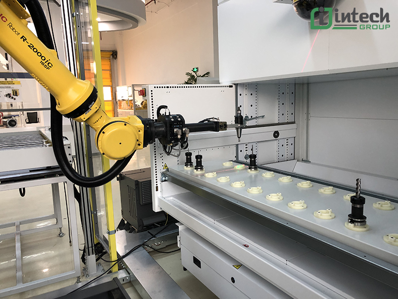 Cánh tay robot - giải pháp lưu trữ tự động