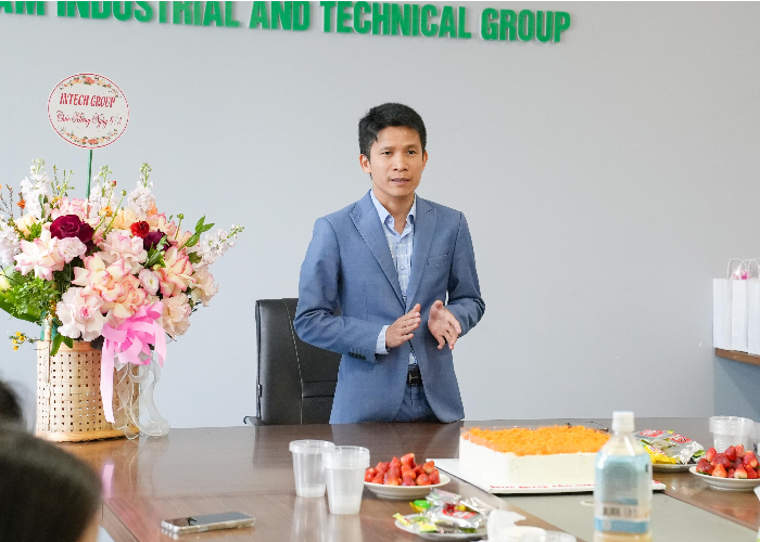 Ông Hoàng Hữu Yên - Tổng giám đốc Intech group thay mặt BLĐ gửi lời chúc mừng đến CBCNV nữ